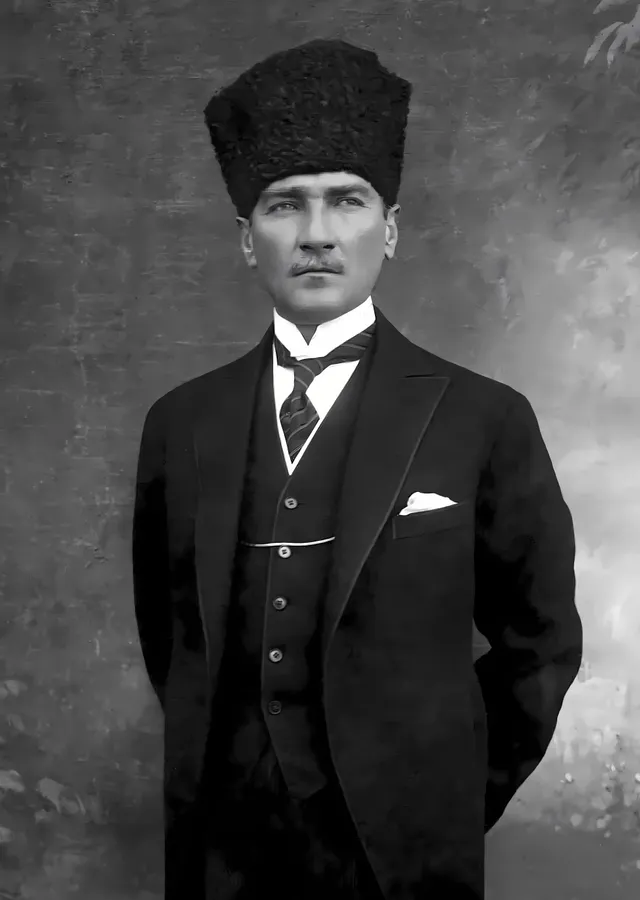 Siyah Üstlük ve Kalpaklı Atatürk Portresi metal tablo