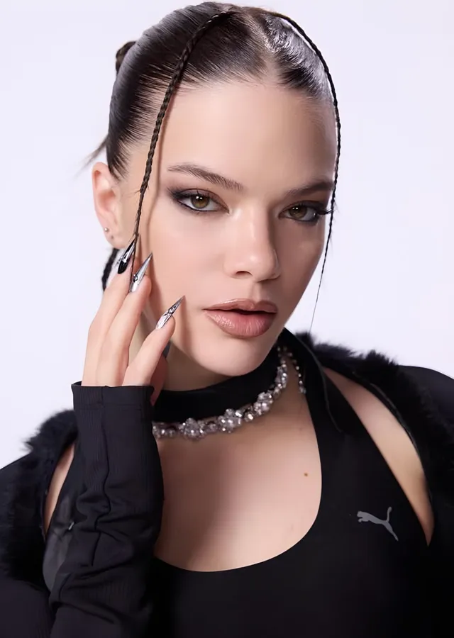 Örgülü Saçlı Siyah Giyimli Portre metal tablo