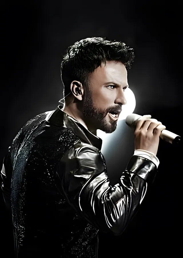 Tarkan Sahnede Mikrofonla metal tablo