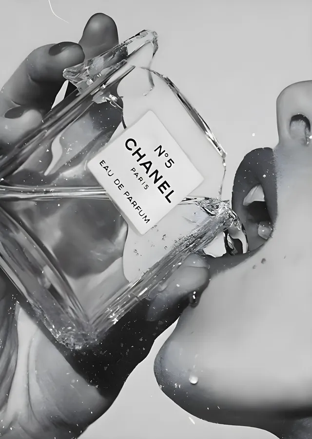 Chanel No.5: Zamansız Zarafet metal tablo