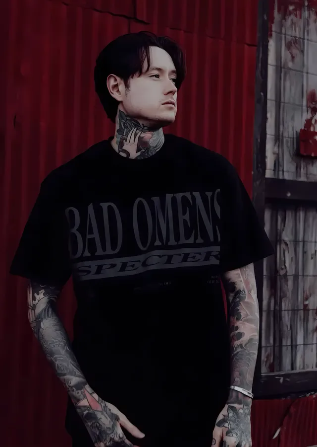 Bad Omens - Kırmızı Duvarda Portre metal tablo