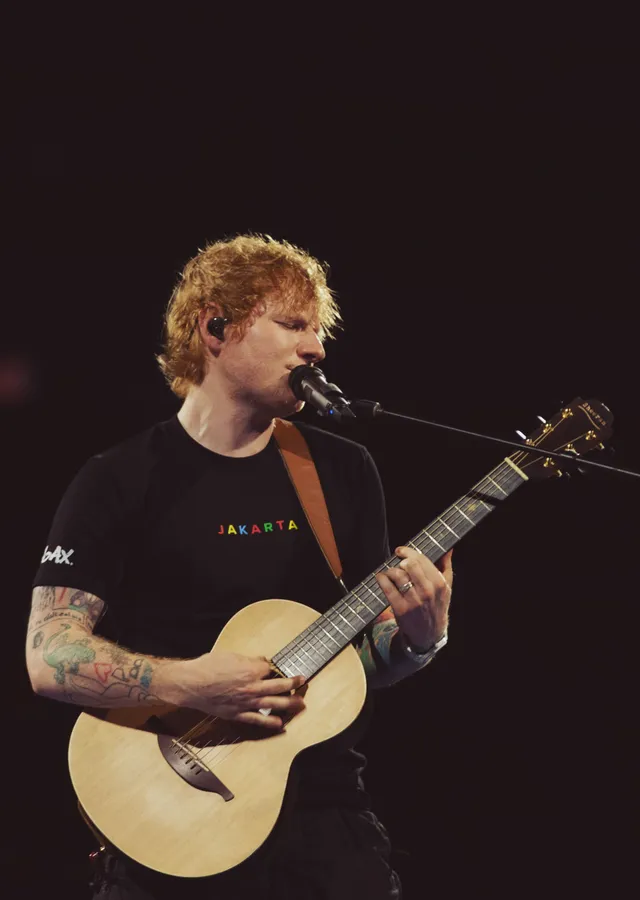 Ed Sheeran: Karanlık Sahne metal tablo