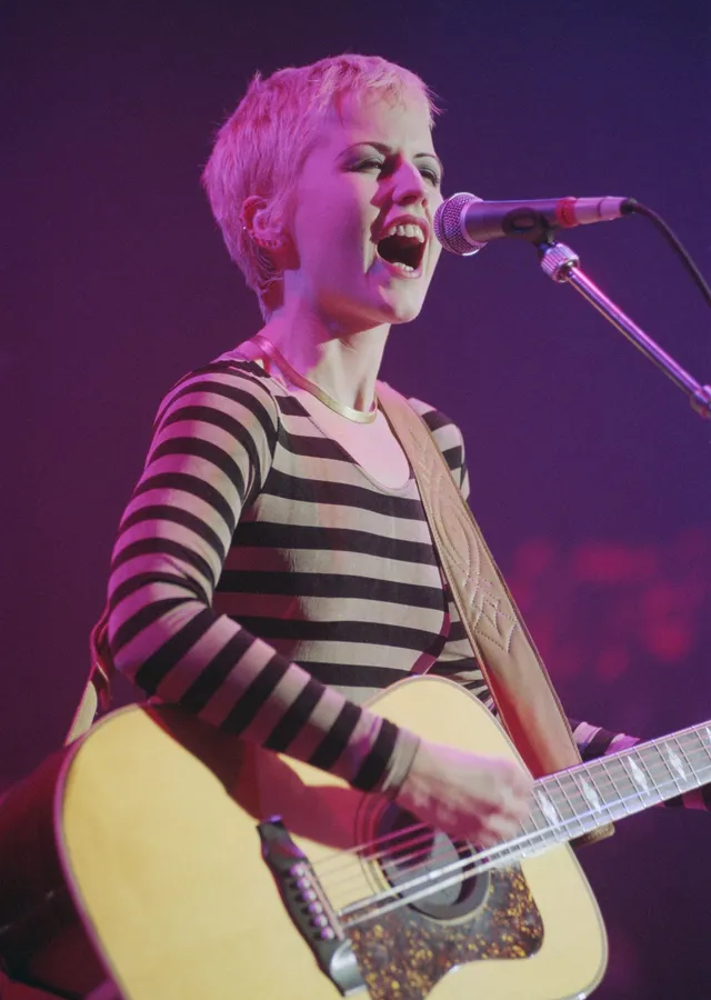 Dolores O'Riordan - Mor Işıkta metal tablo
