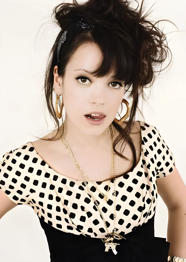 Lily Allen: Puantiyeli Bluz metal tablo