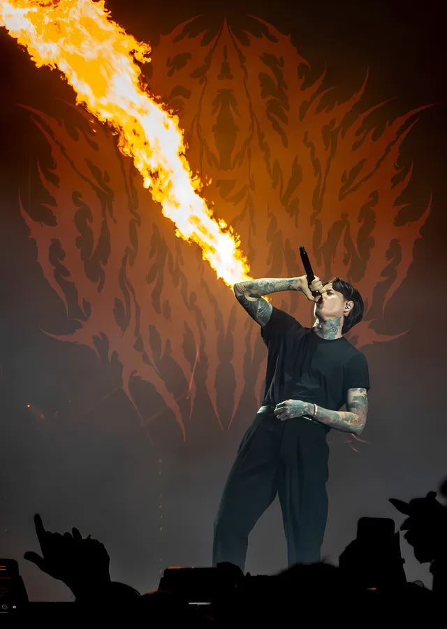 Bad Omens - Alevli Sahne metal tablo