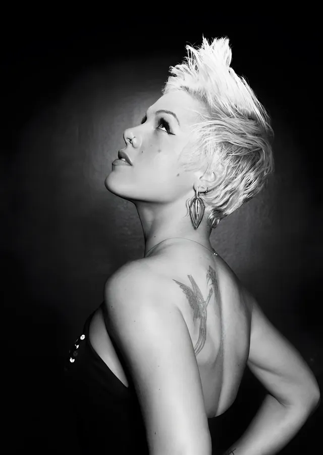 Pink - Sırtı Dönük Kare metal tablo