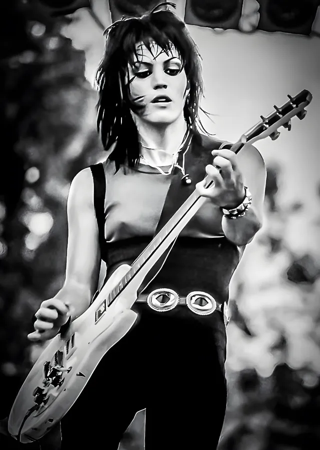 Joan Jett - Sahnede Beyaz Gitar metal tablo