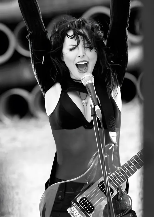 Şebnem Ferah - Sahnede Gitar metal tablo