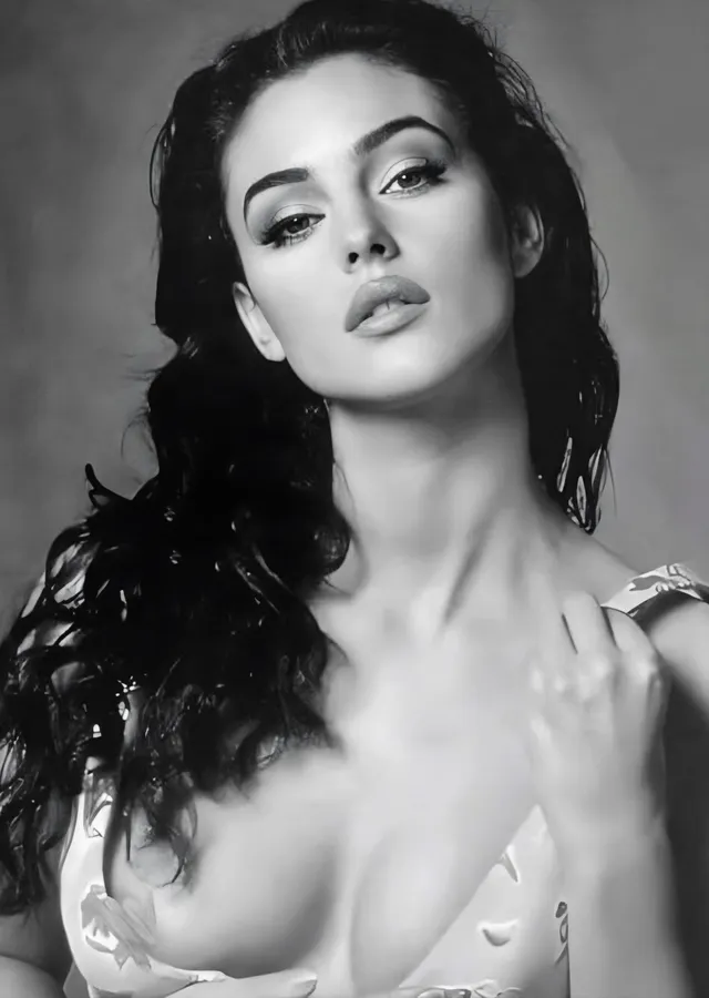 Monica Bellucci: Dalgalı Saçlı Stüdyo Portresi metal tablo
