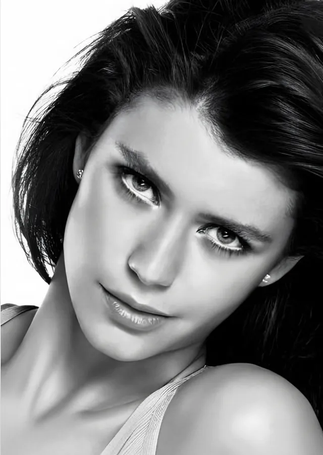 Beren Saat - Kısa Saçlı Portre metal tablo