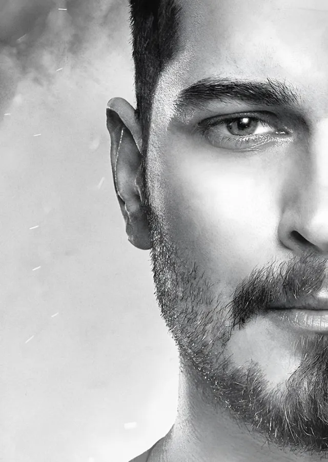 Siyah Beyaz Yakın Çekim: Yarım Yüz metal tablo
