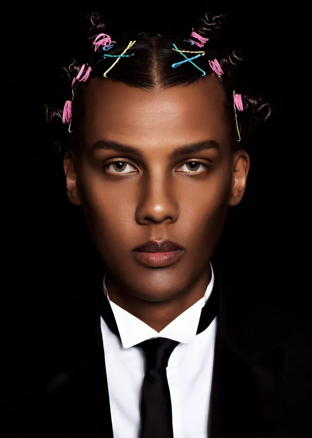 Stromae - Tokalı Saç Portresi metal tablo