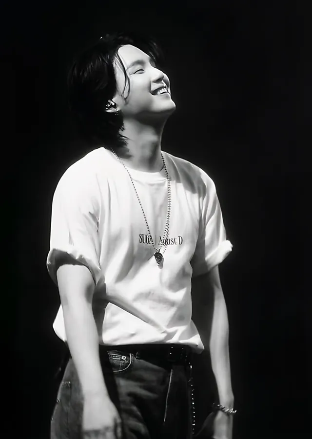 Suga - Sahne Arkası Siyah Beyaz metal tablo