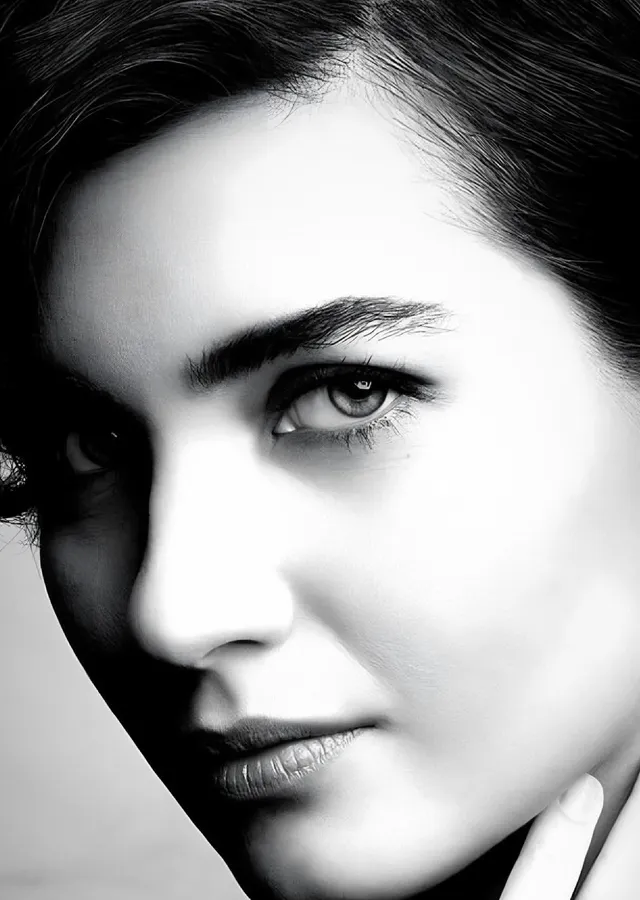 Tuba Büyüküstün - Siyah Beyaz Yakın Plan metal tablo