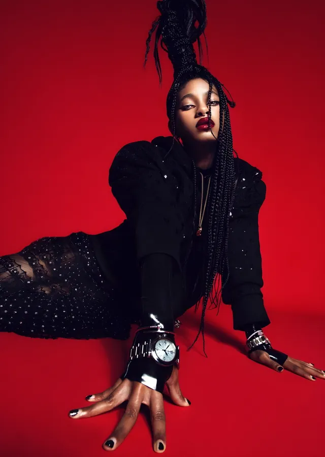 Willow Smith - Kırmızı Zeminde Poz metal tablo