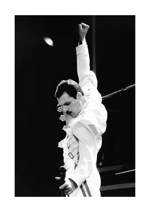 Freddie Mercury - Siyah Arka Planda Zafer İşareti metal tablo