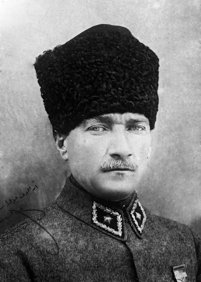 Siyah Arka Planlı Atatürk Portresi metal tablo