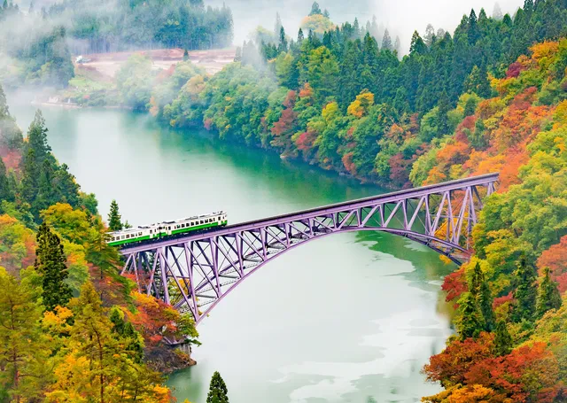 Japonya'da Tren Köprüsü: Sonbahar Manzarası metal tablo