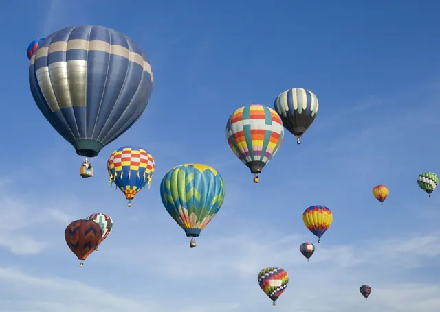 Gökyüzünde Balonlar: Renkli Uçuş metal tablo