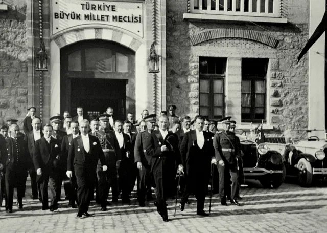 Mustafa Kemal Atatürk ve Arkadaşları TBMM'den Çıkarken metal tablo